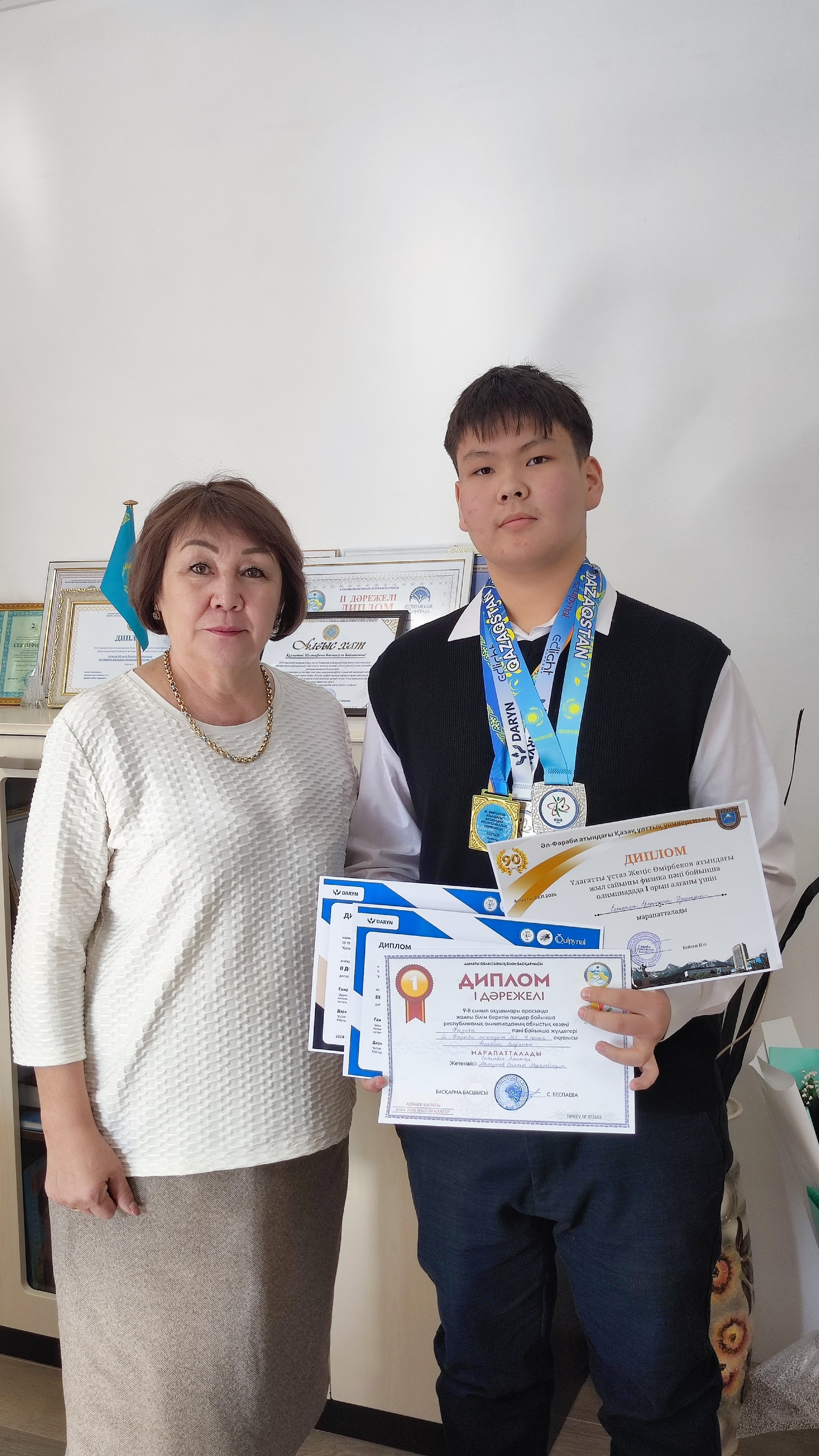 11Ә сынып оқушысы Есенғали Ерсұлтанды жүлделі орындарымен құттықтау